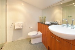image of ensuite bathroom of holiday apartment manly